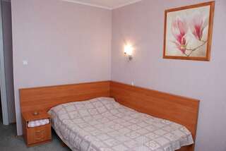 Гостиница Братск Братск Номер стандарт с 1 двуспальной кроватью-1